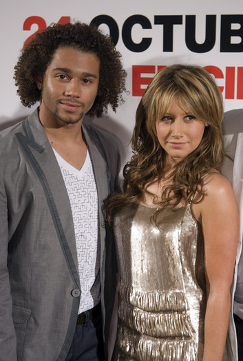 High+School+Musical+3+Senior+Year+Madrid+Premiere+pZ5umjLs_L0l - Tisdale Ashley and Corbin Bleu