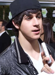 David-Henrie-bl