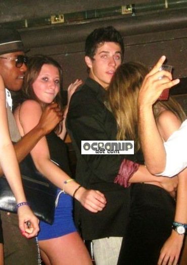 David-in-Puerto-Rico-david-henrie-6950602-437-620