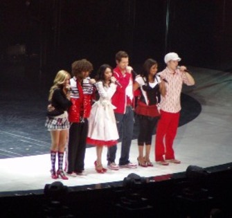 cast-saying-howdy1 - Hsm in concert