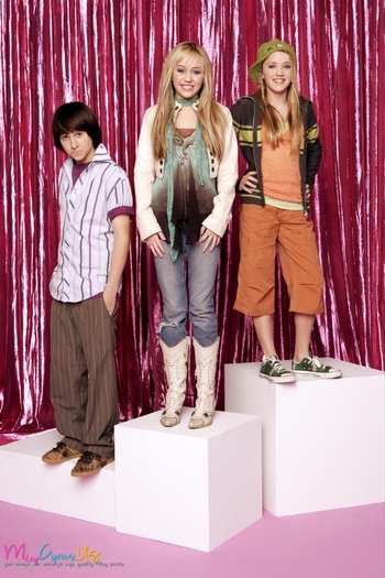 Hannah-Montana-Season-1-Promotional-Photos-HQ-3-hannah-montana-8435522-1365-2048[1]