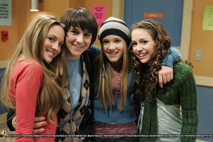 Hannah-Montana-season-1-hannah-montana-6539607-2560-1707[1] - Hannah Montana 1 Photos