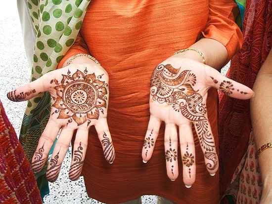 india_journey_1231895220_henna-died-hands - HENNA-MEHNDI