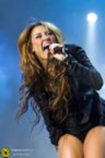 65df02020c862bea - Miley Cyrus in concert 2010