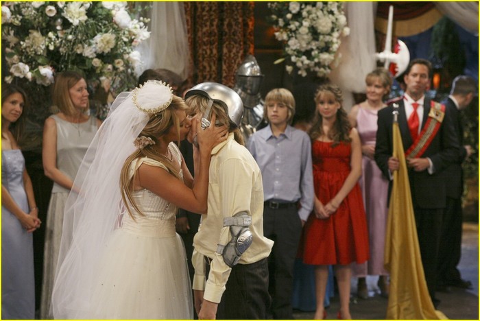 Zack-and-Maddie-Kiss-the-suite-life-of-zack-and-cody-3504031-1222-817 - The suite life of zack and cody