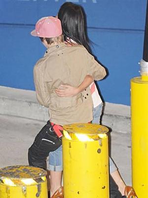 justin_bieber_mystery_woman_050410_300x400[1]
