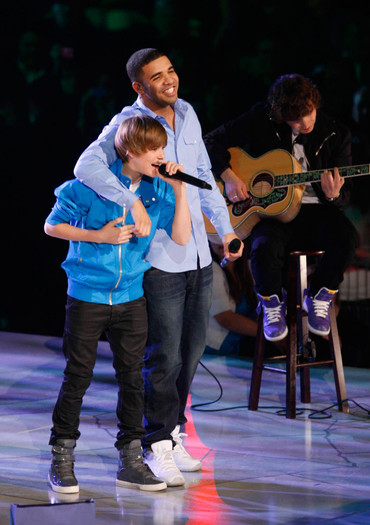 justin-bieber-drake-juno-awards[1] - justin bieber