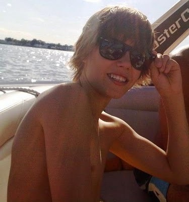 justin-bieber-shirtless-pic_0[1]