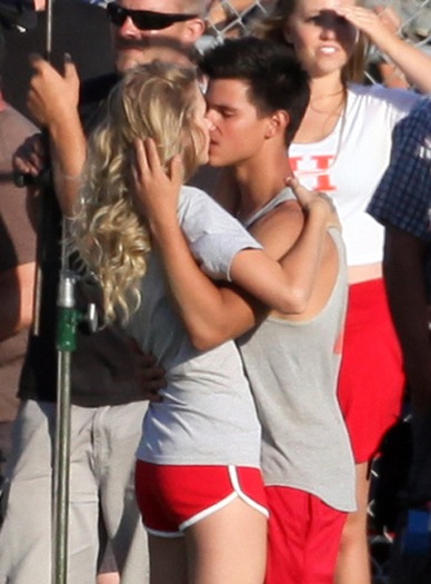 taylor_lautner_taylor_swift_kissing2 - taylor swift