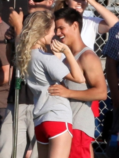 taylor-lautner-and-taylor-swift-kissing-photos - taylor swift