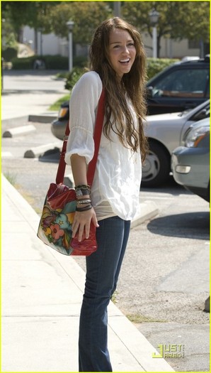 mileycyruspassportrenewrz8 - Miley Cyrus