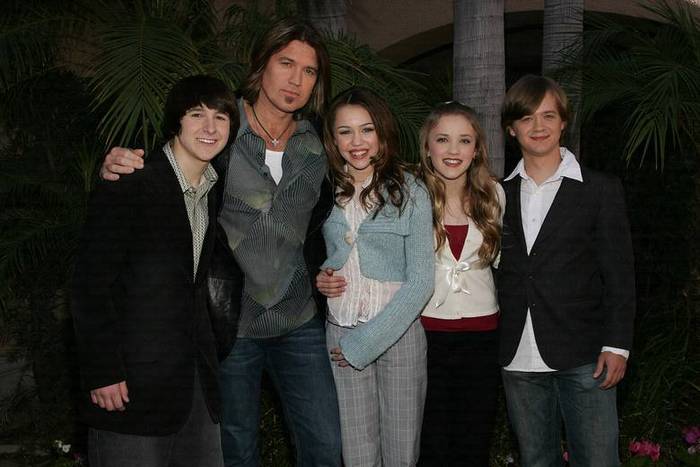 63_the hannah montana cast - Miley si Lily