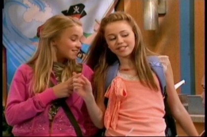 8335_lilly and miley - Miley si Lily