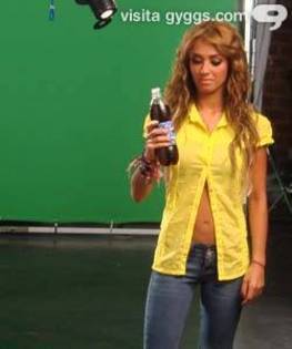 4 - Anahi filmand pentru reclama Pepsi