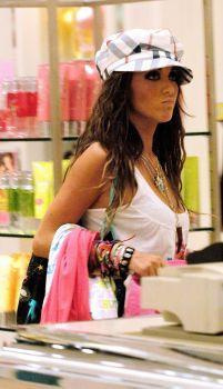 2 - Anahi la cumparaturi