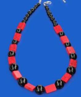Colier-howlite-rosu-cu-perle-negre-de-sticla-3286-0-list - poze cu coliere