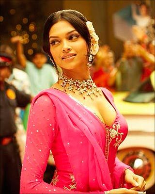 Deepika-Padukone-Om-Shanti-Om-Still-Picture[1] - concurs 5