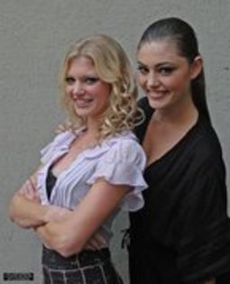 Cariba Heine si Phoebe Tonkin