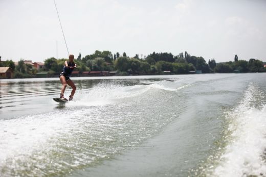  - Diana Dumitrescu practica wakeboarding-ul