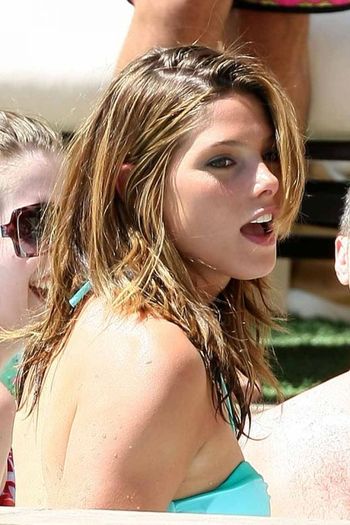  - Ashley Greene in bikini la o petrecere in aer liber