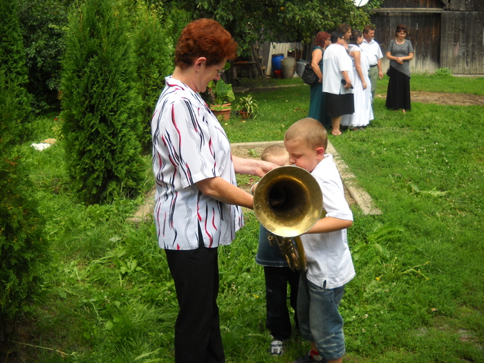 deocamdata bunica tine instrumentul