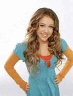 16132659_FJMLZWLGF - MILEY CYRUS la sedinte foto