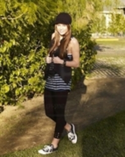 16133515_JLBXFASND - MILEY CYRUS la sedinte foto