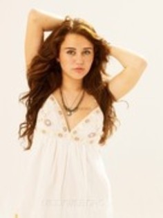 16134028_EHTJXBVLP - MILEY CYRUS la sedinte foto