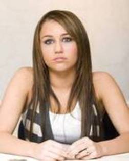 16134112_REGPTUTNQ - MILEY CYRUS la sedinte foto