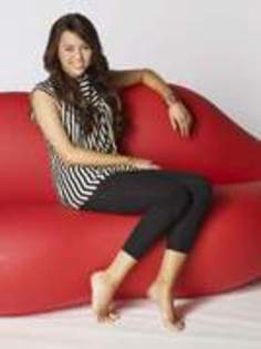 16134176_HFLCCOLVJ - MILEY CYRUS la sedinte foto