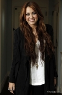 16137098_BBLVOECTP - MILEY CYRUS la sedinte foto