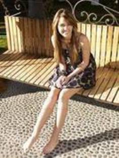16137151_MLBBIQQKU - MILEY CYRUS la sedinte foto