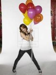 17198911_IVBYHOKRU - MILEY CYRUS la sedinte foto