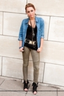 17623797_XFREANMWR - MILEY CYRUS la sedinte foto