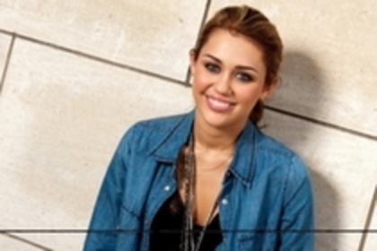 17623822_VCAXIQMTU - MILEY CYRUS la sedinte foto