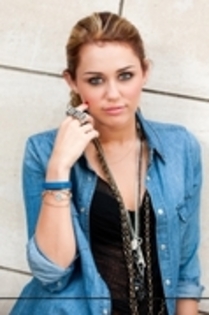17623849_QBKRHNDFX - MILEY CYRUS la sedinte foto
