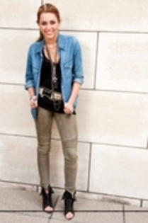 17623852_CGCHJNAUD - MILEY CYRUS la sedinte foto