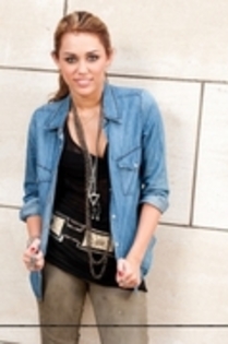 17623855_EICPALEEV - MILEY CYRUS la sedinte foto