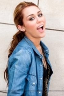 17623871_MQZSRKSVZ - MILEY CYRUS la sedinte foto