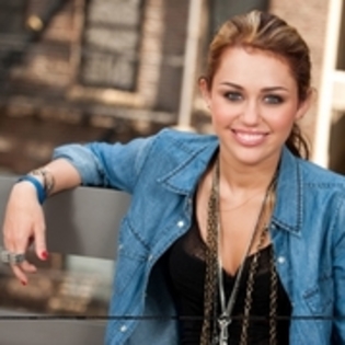 17623934_VZXMQHBJP - MILEY CYRUS la sedinte foto