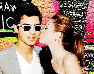 4469832769_e12072ae13 - Miley And Hannah