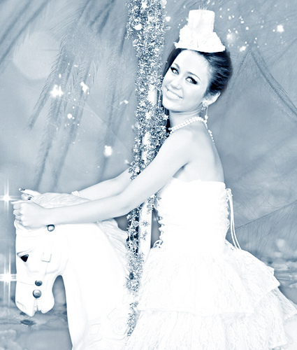 4681874467_27f477a273 - Miley And Hannah