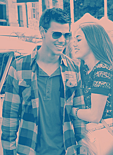 4761769146_0632c18a77 - Miley And Hannah