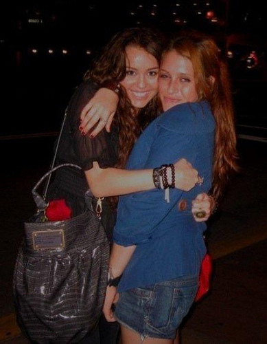 4765392994_1b4de6eb06 - Miley And Hannah