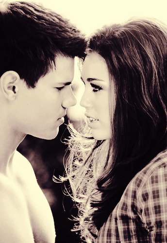 4777896227_770a91e91b - Miley And Hannah