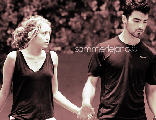 4817598609_e46e916787 - Miley And Hannah