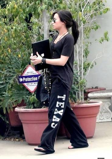 demilovato_net-leavingrecordingstudio-0002 - Leaving A Recording Studio April 9th 2009