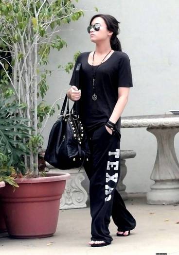 demilovato_net-leavingrecordingstudio-0003 - Leaving A Recording Studio April 9th 2009