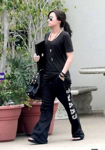 demilovato_net-leavingrecordingstudio-0004 - Leaving A Recording Studio April 9th 2009