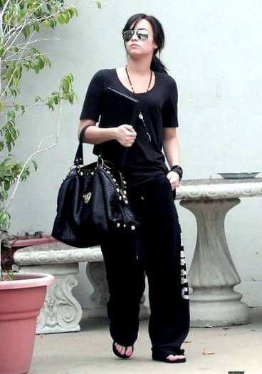 demilovato_net-leavingrecordingstudio-0005 - Leaving A Recording Studio April 9th 2009